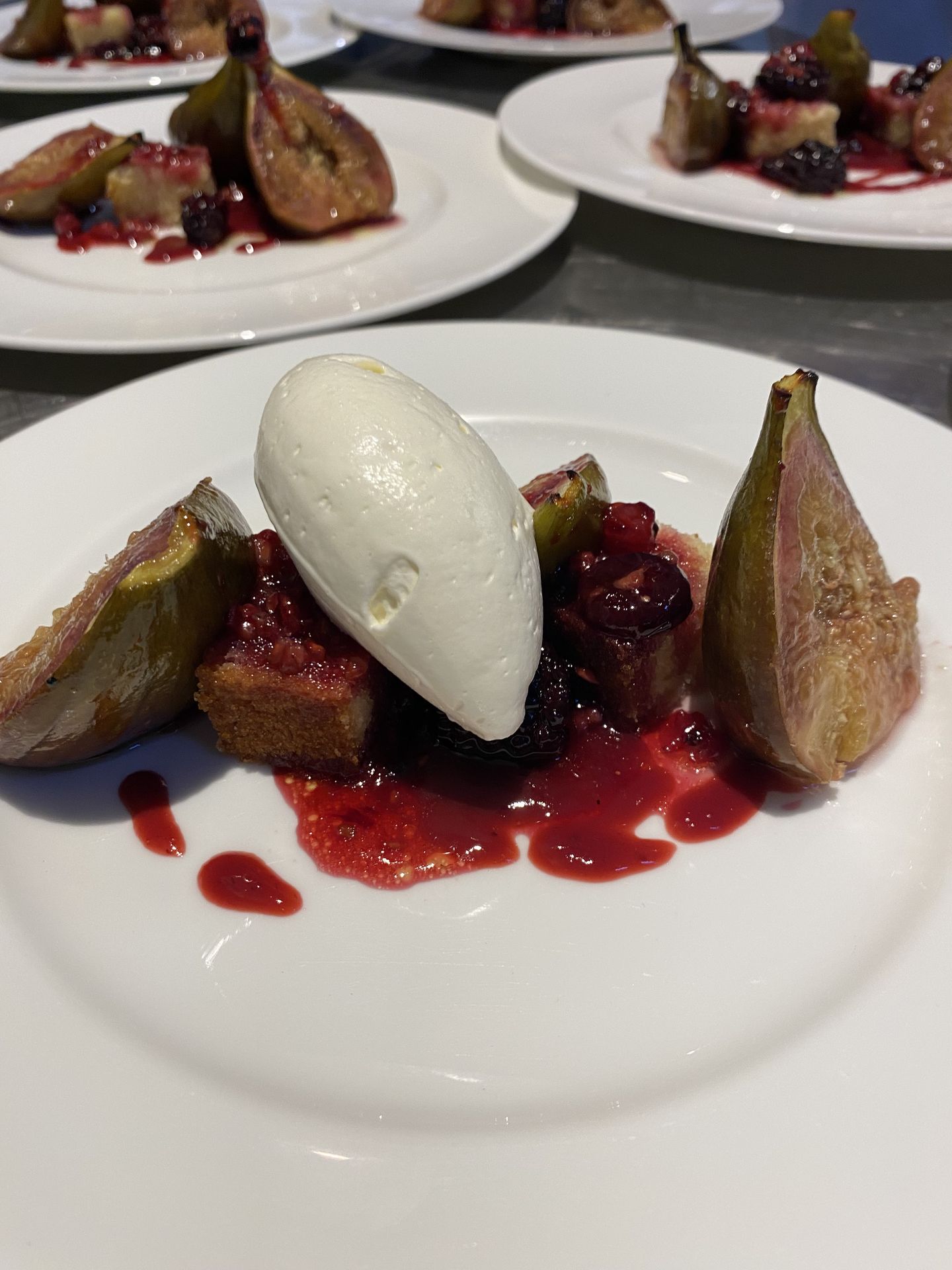 Dessert figues rôties, coulis de fruits rouge