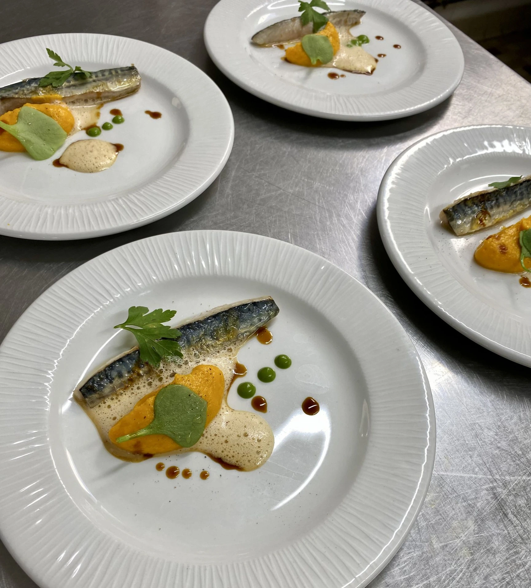 Assiettes de cuisine gastronomique préparées pour un repas par le chef Sébastien Beauquenne.